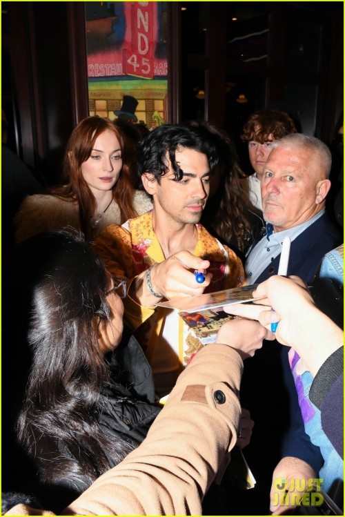 jonas-brothers-wives-leave-theater-03.jpg