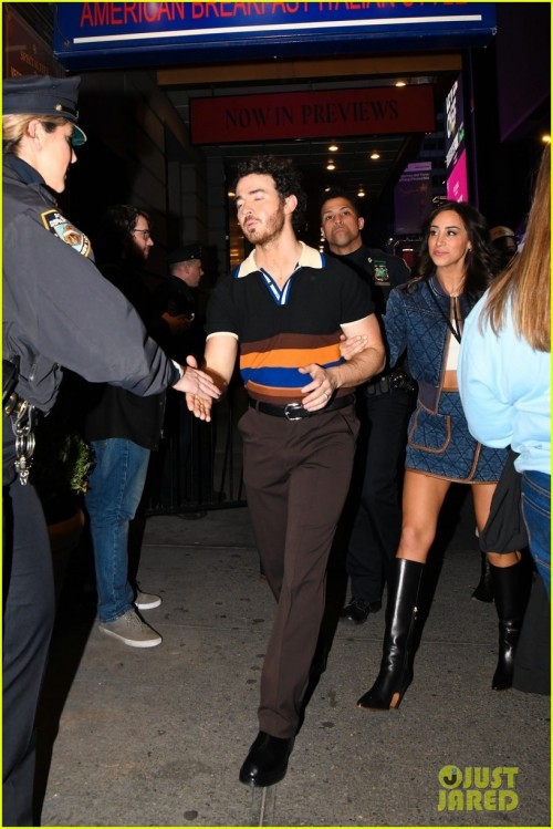 jonas-brothers-wives-leave-theater-13.jpg