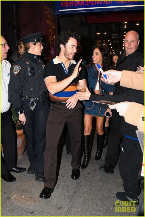 jonas-brothers-wives-leave-theater-15.jpg
